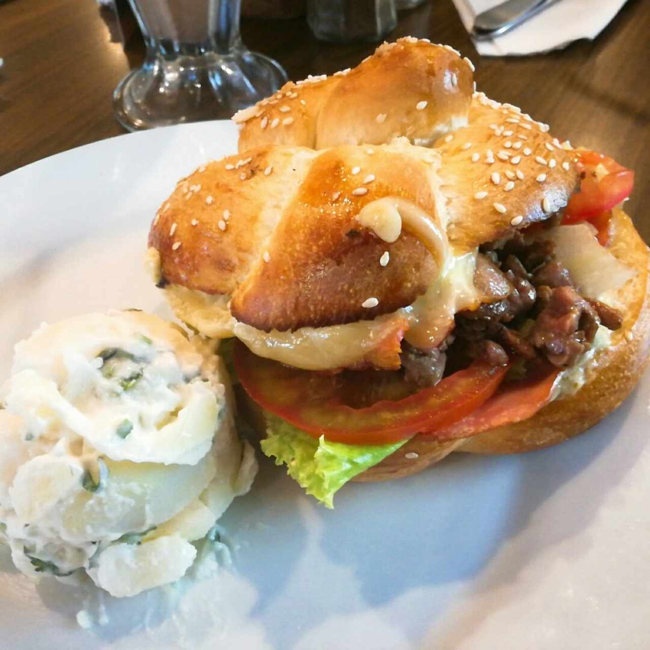 Pan con carne asada