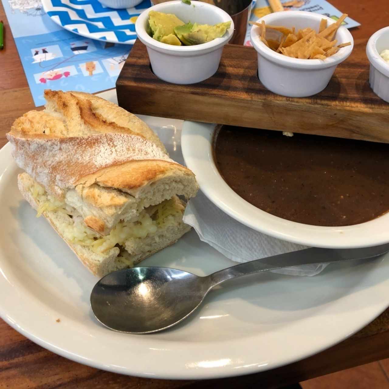 2 de 3 sopa de frijol y bagghette italiano