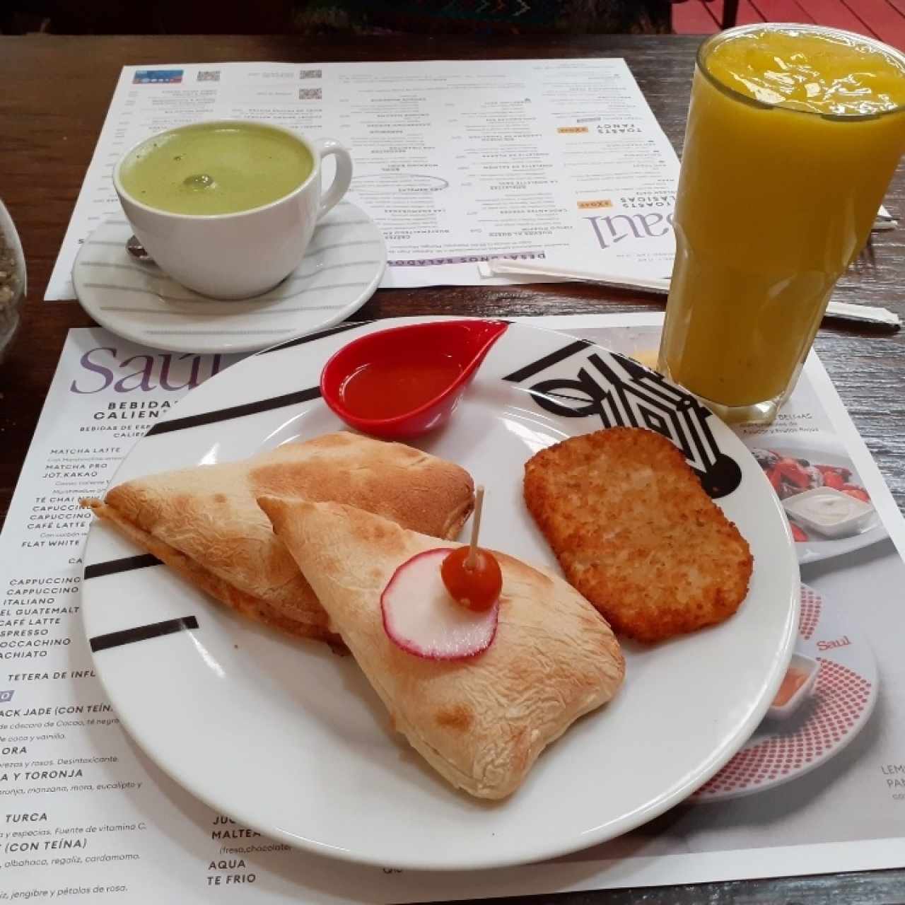 Derretido, té de macha y bebida fría de mango con toque de apio. 