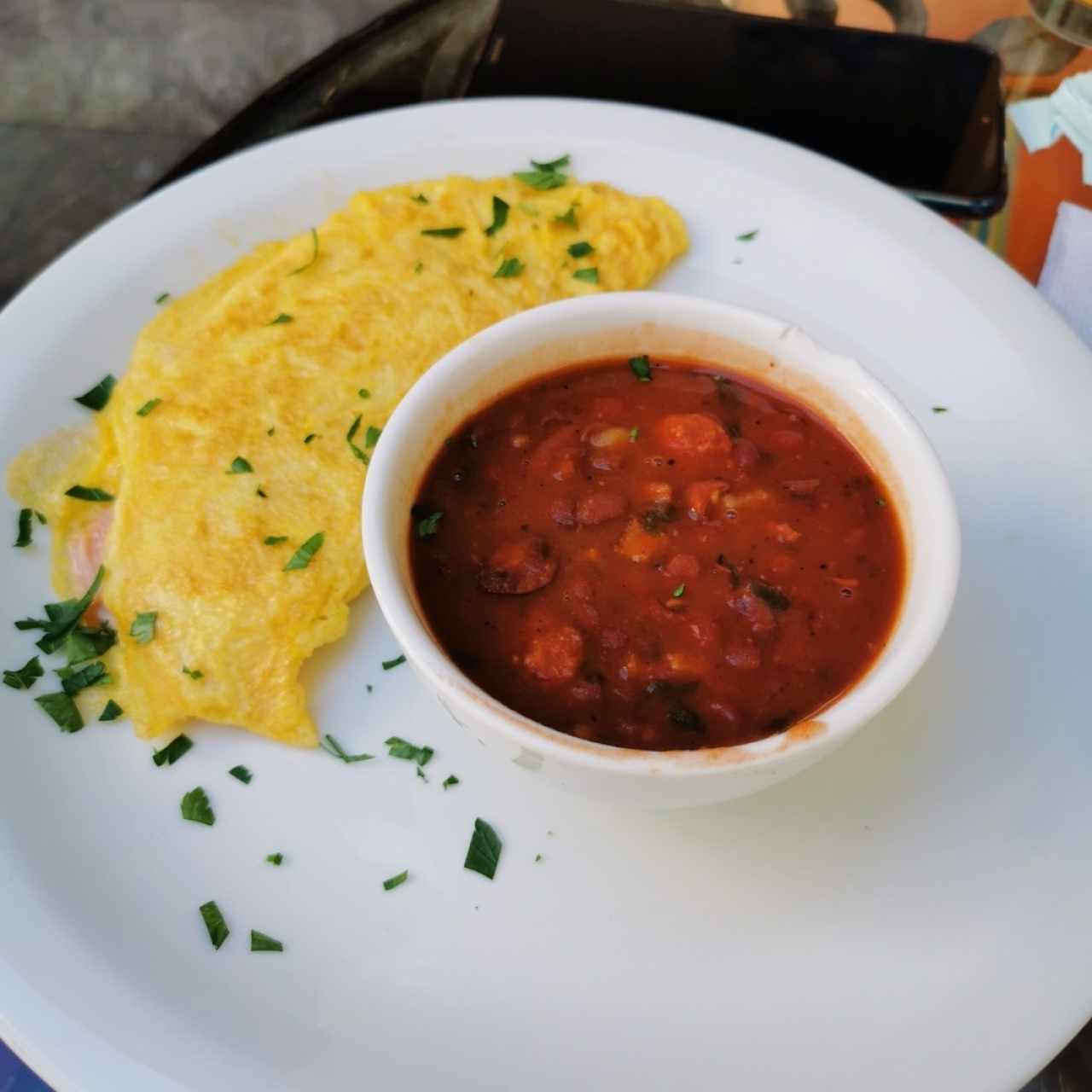 Desayuno típico español (tortilla de huevo) 