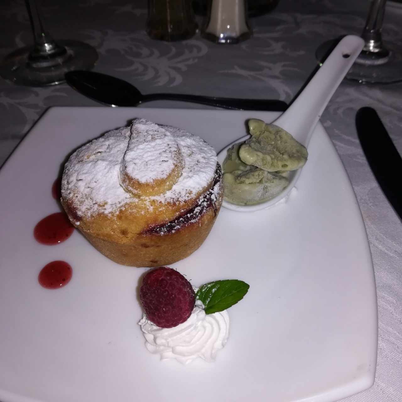 canasta de frutos rojos y helado de pistachi