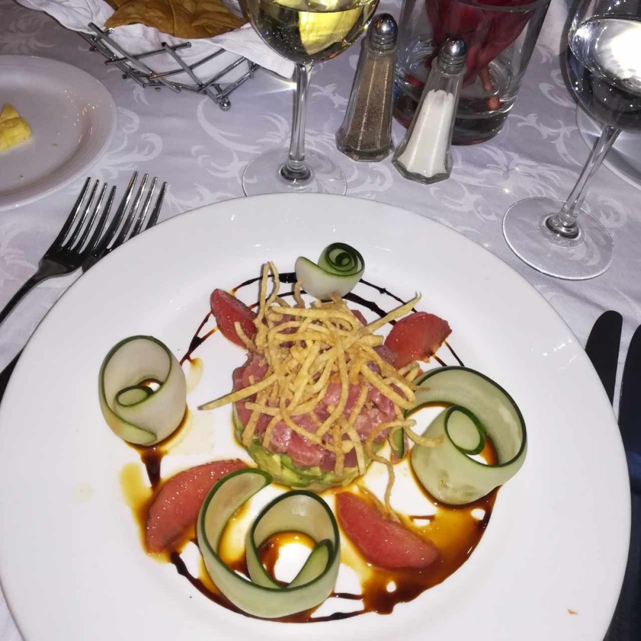 tarta de atun con aguacate y toronja en salsa Tai
