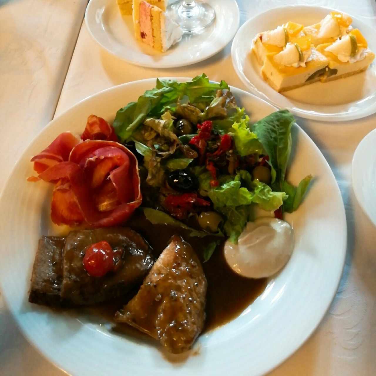 Roast Beef, Serrano y Pollo del Buffet de Almuerzo