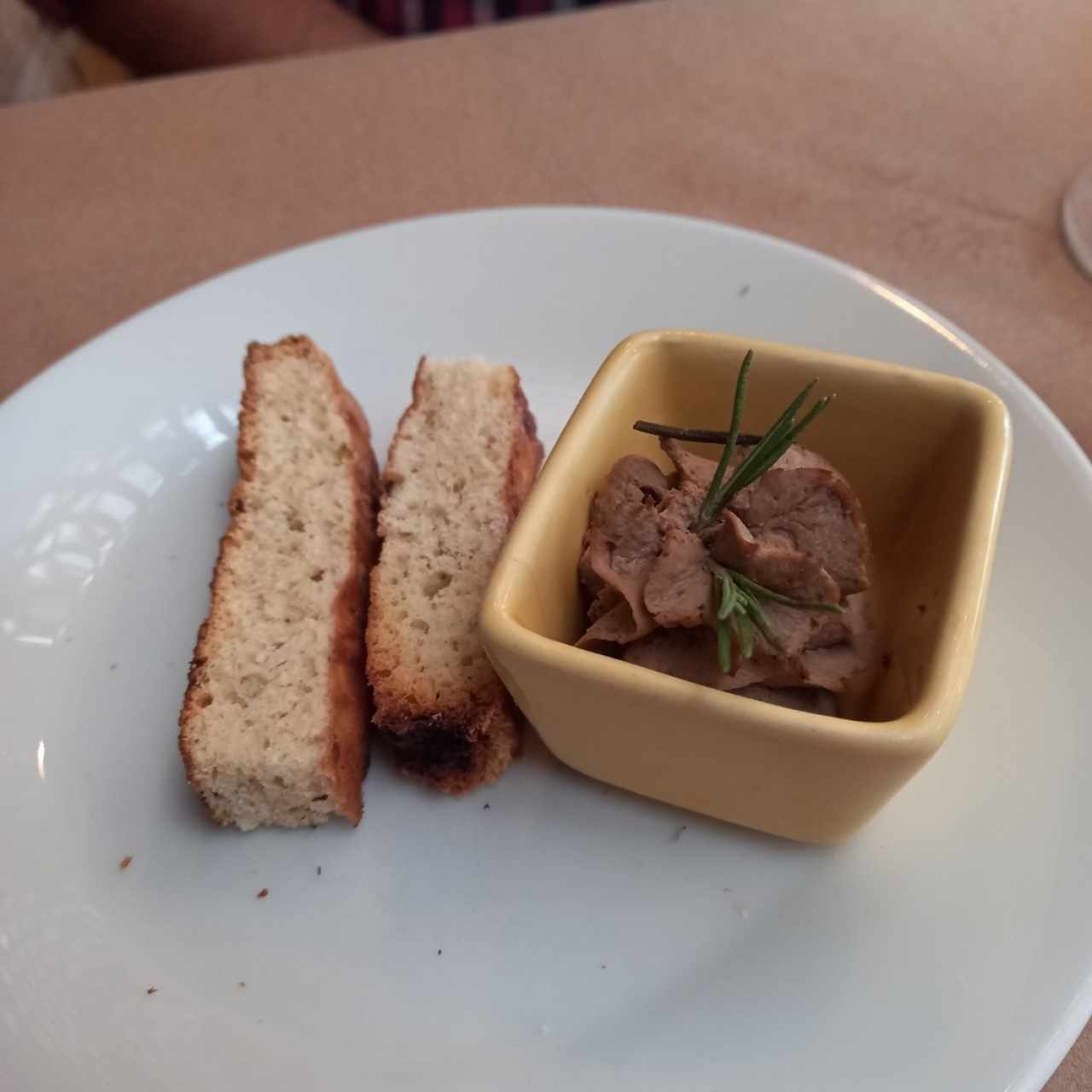 pan con paté de la casa de pollo 