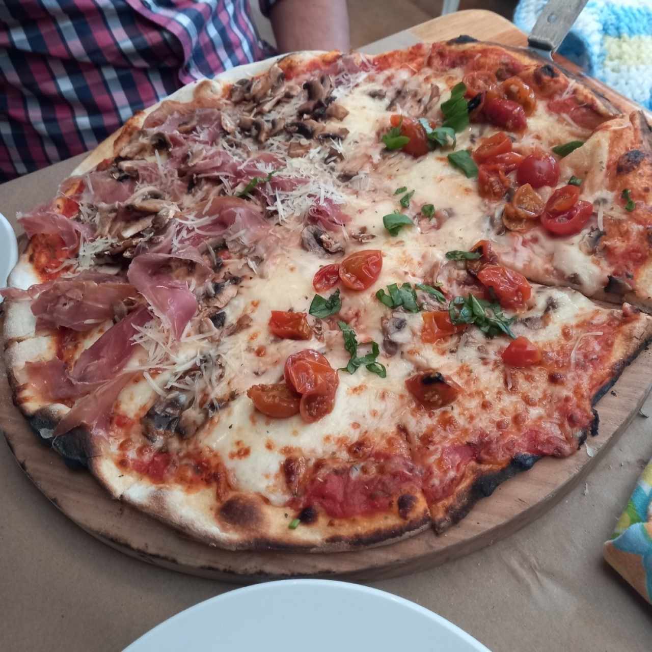1/2 puzza Margarita y 1/2 pizza Benevento