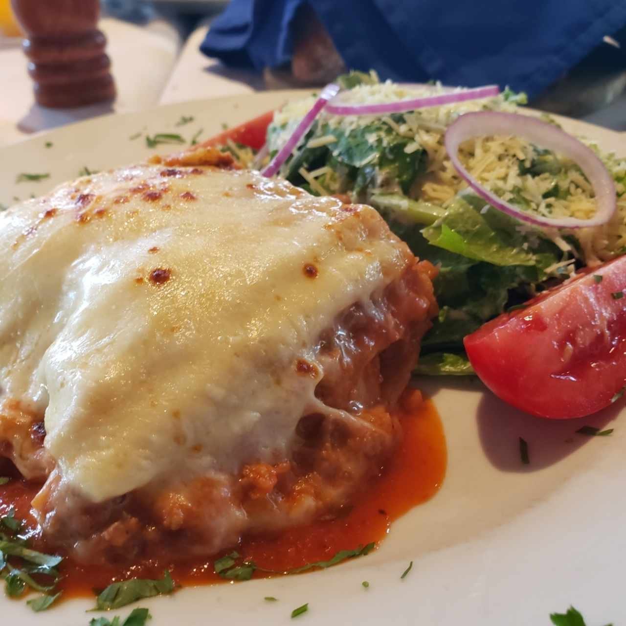 lasgna de carne y ensalada caesar