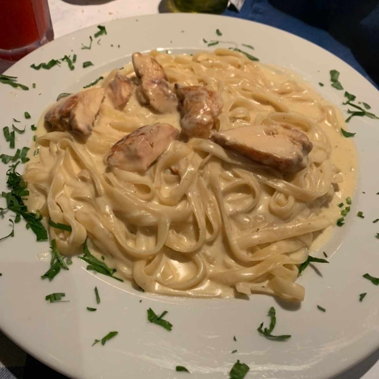 SPAGHETTI ALFREDO CON POLLO