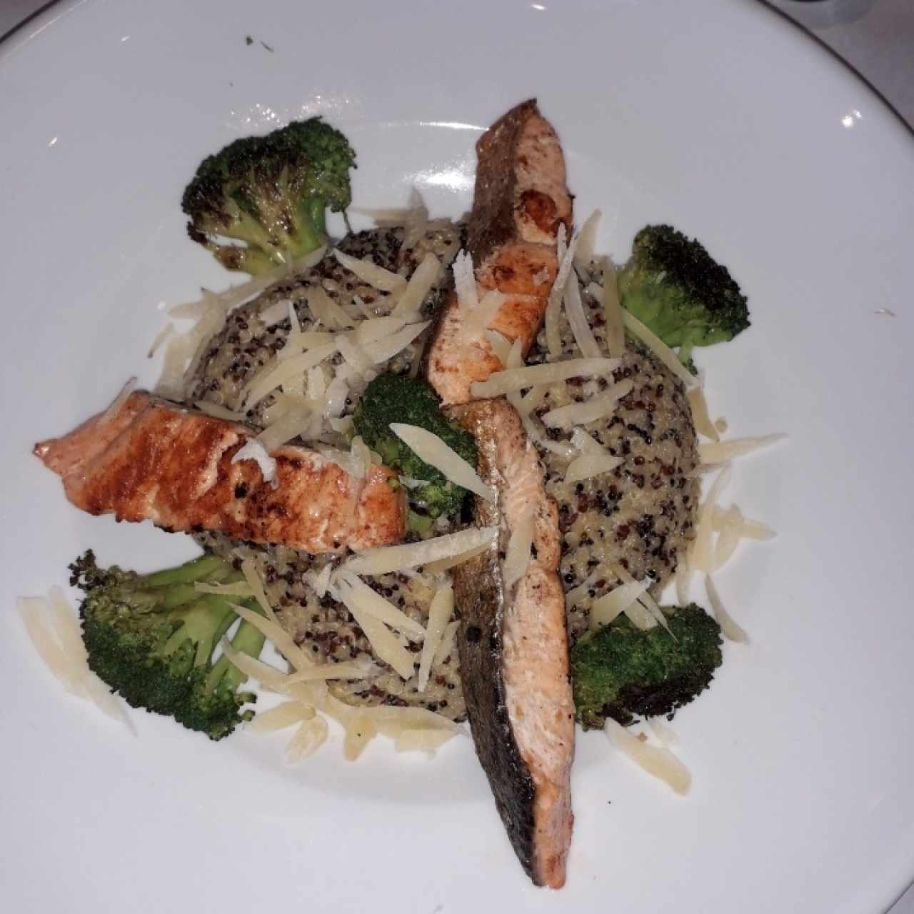 quinoa con salmon (viene con pesto)