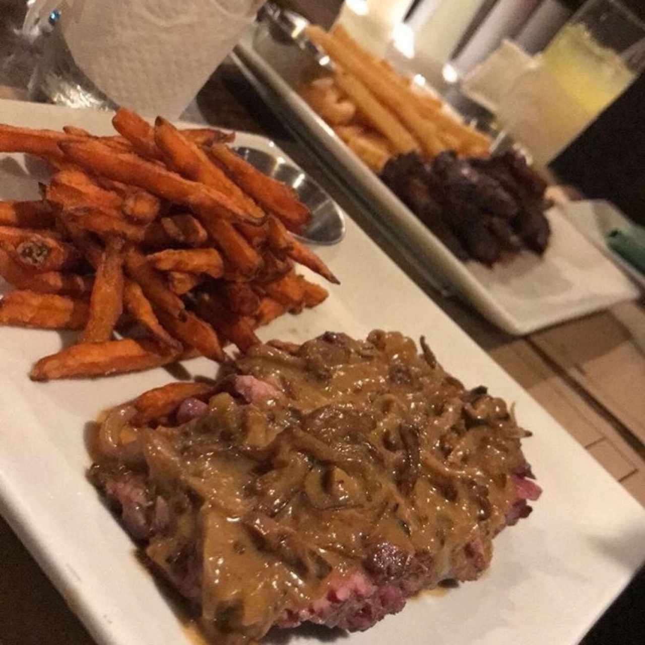 Lomito y papas de Camote 