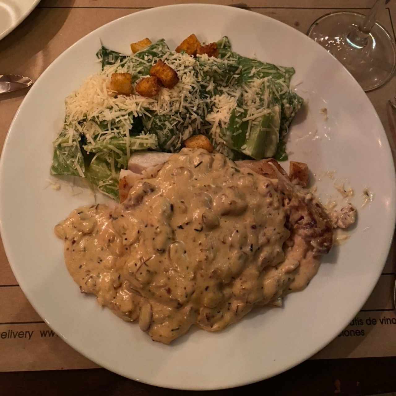 Pescado con chipotle y ensalada césar