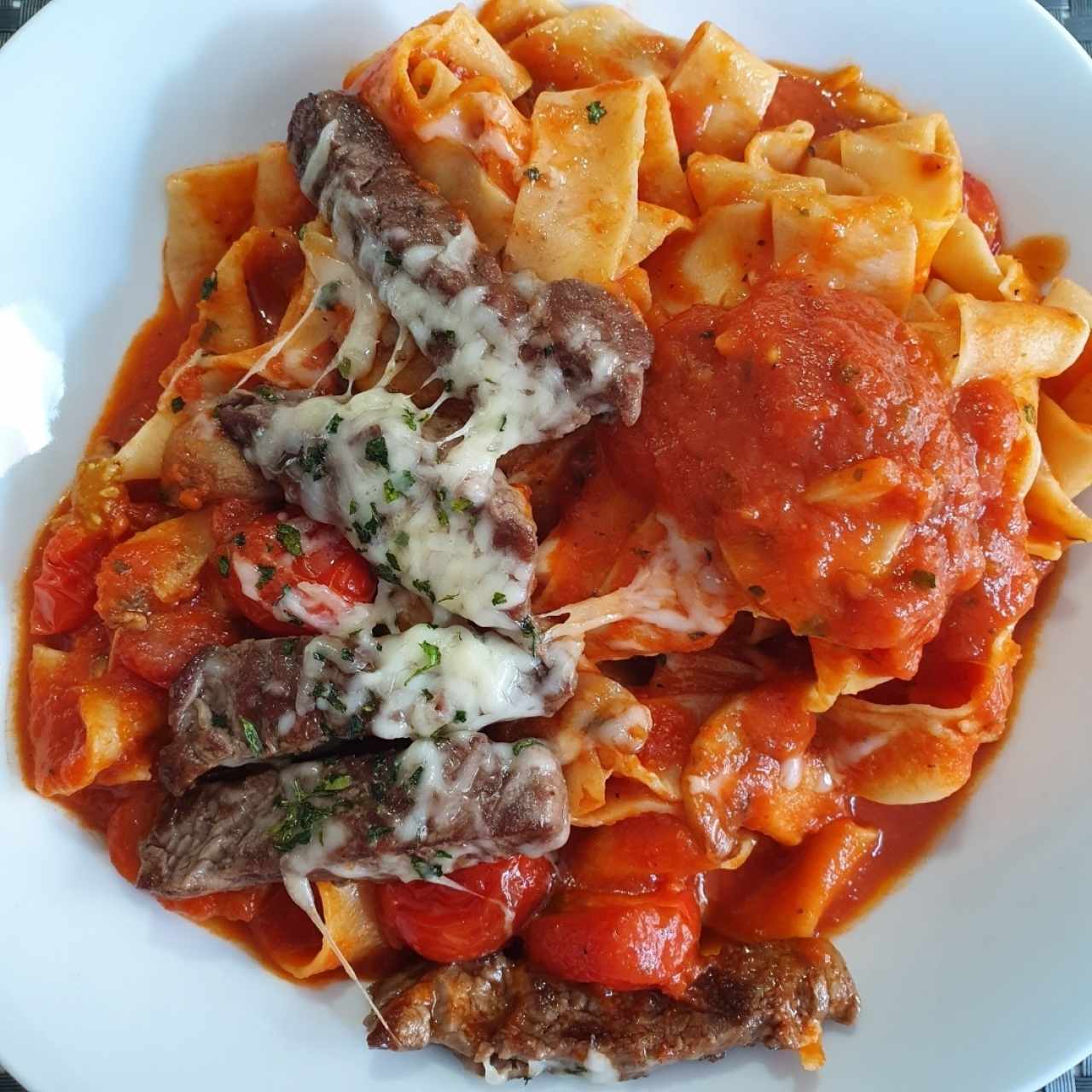 Fettuccine pomodoro carne e funghi