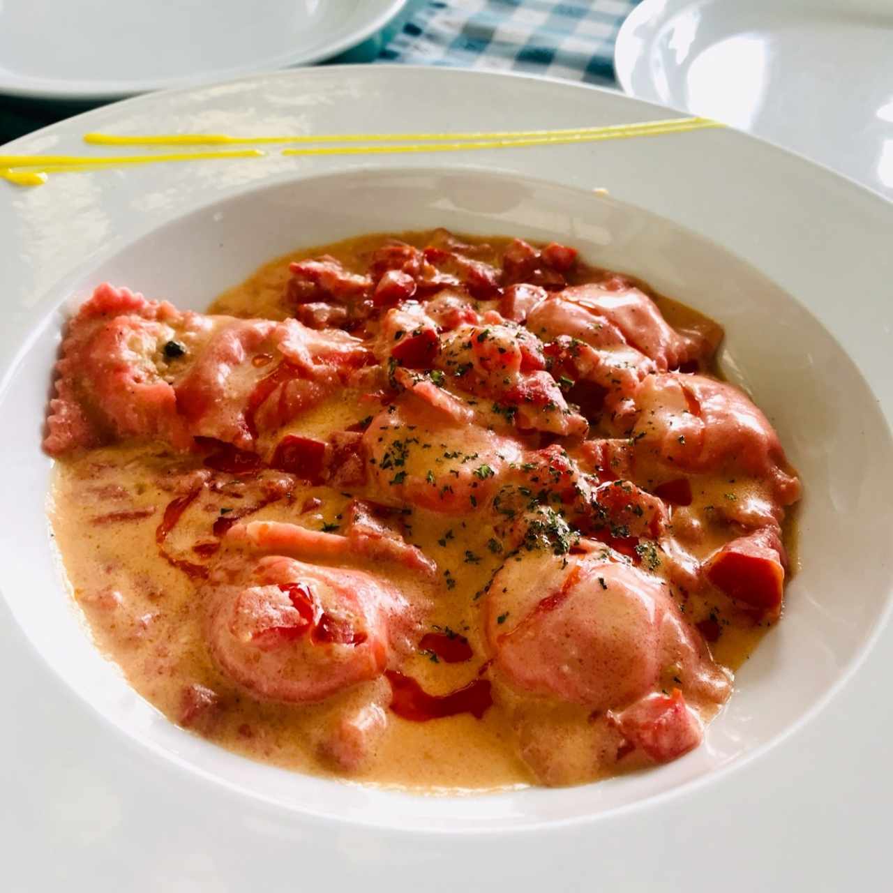 Ravioli in Salsa Rosa al Salmone