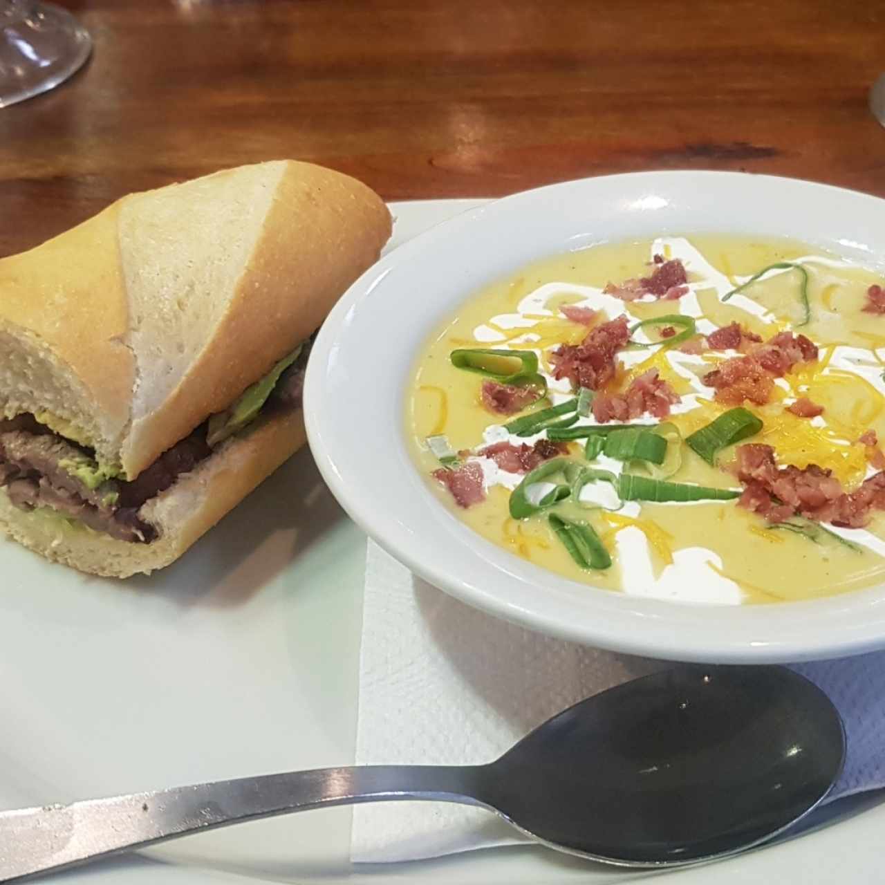 Crema de papa y sandwich con arrachera