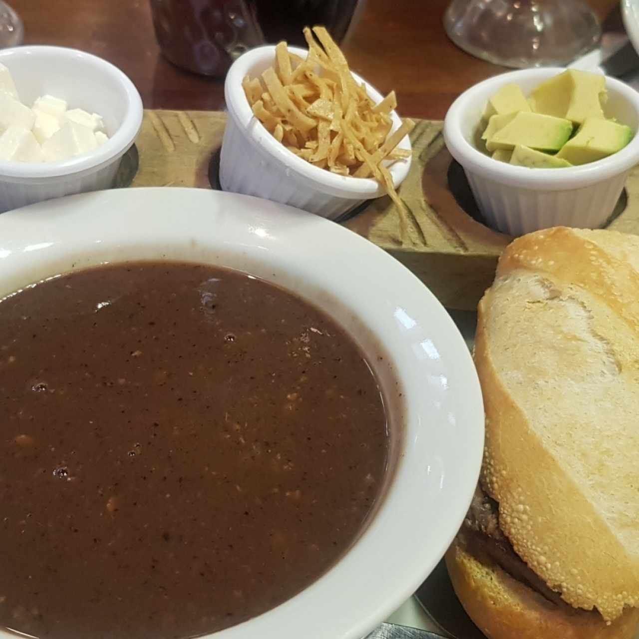 sopa de frijoles al albañil y sandwich con arrachera