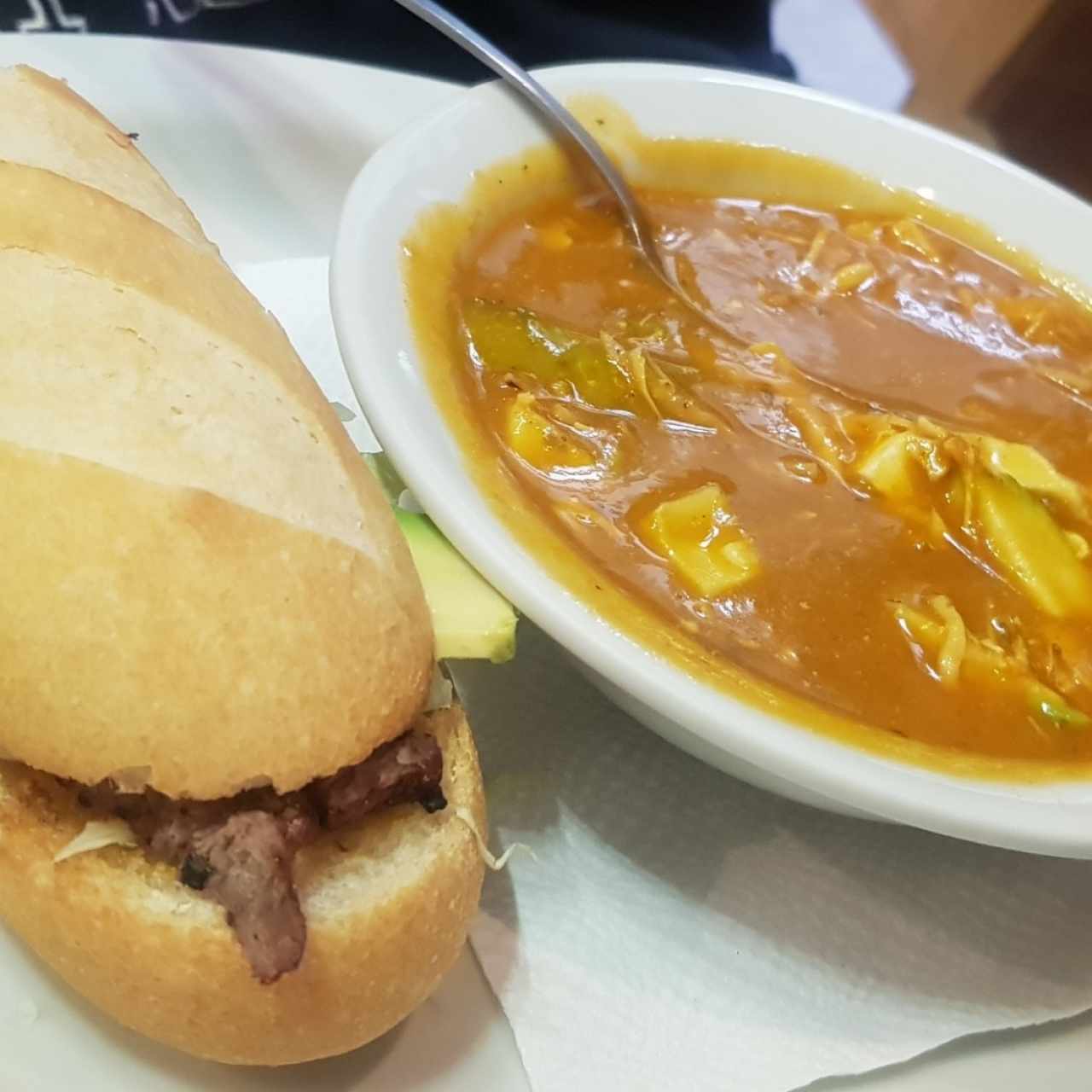 Sopa de tortilla y sandwich con arrachera 