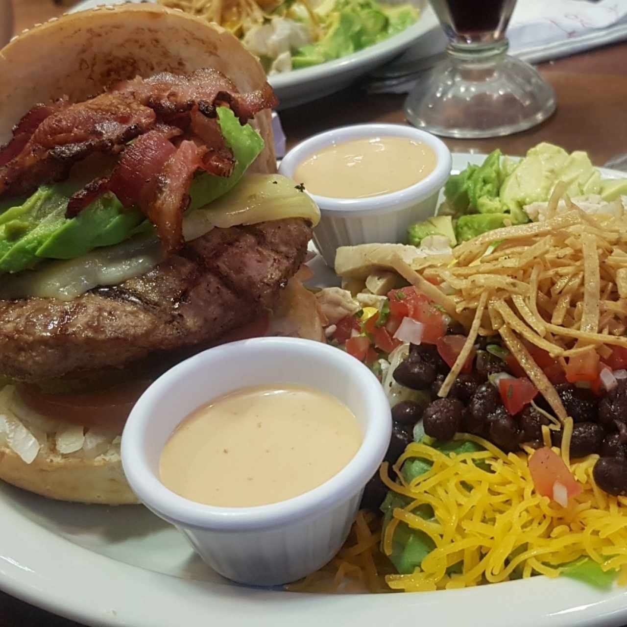 Hamburguesa chipotle con ensalada santa fe