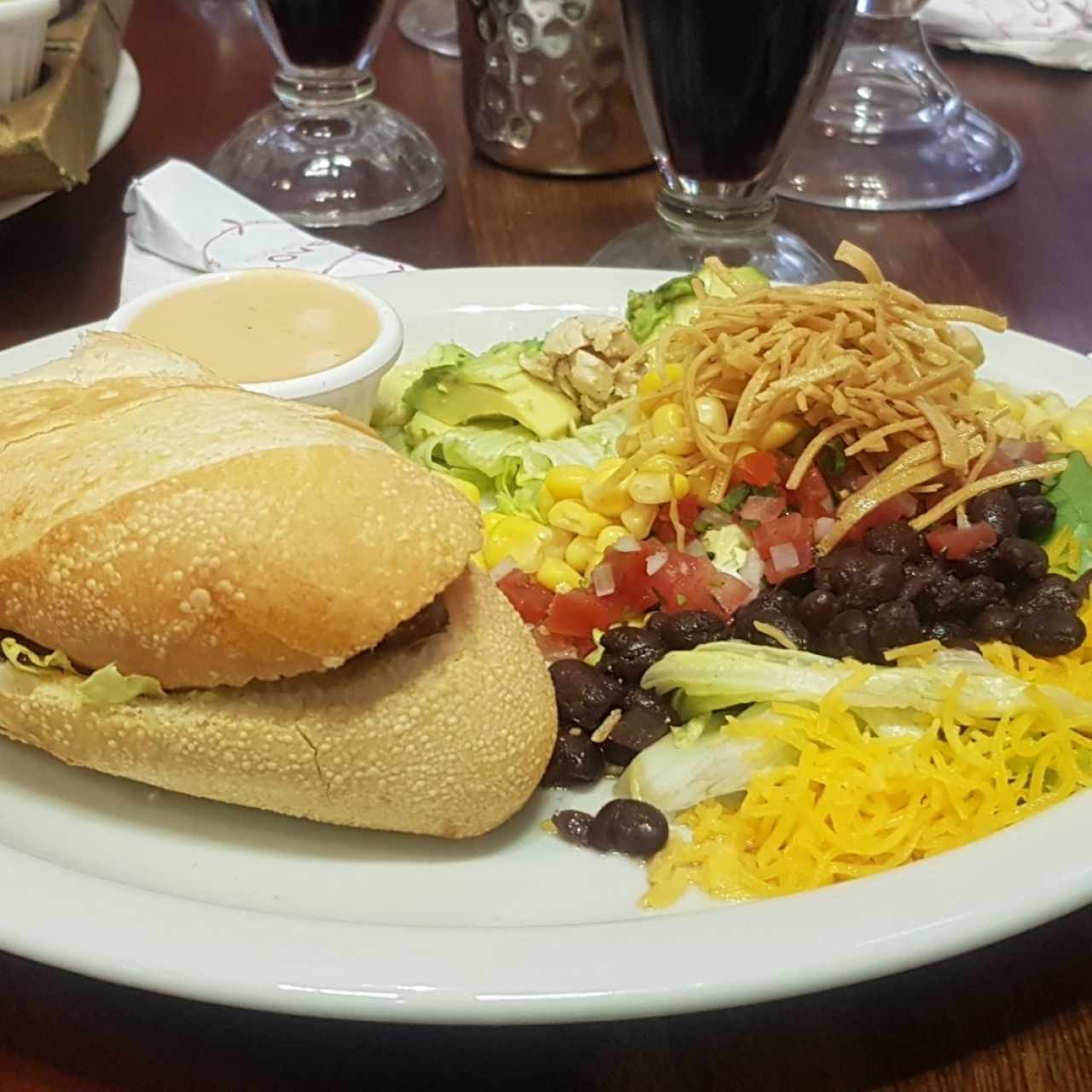 Ensalada Santa Fe y Sándwich con arrachera 