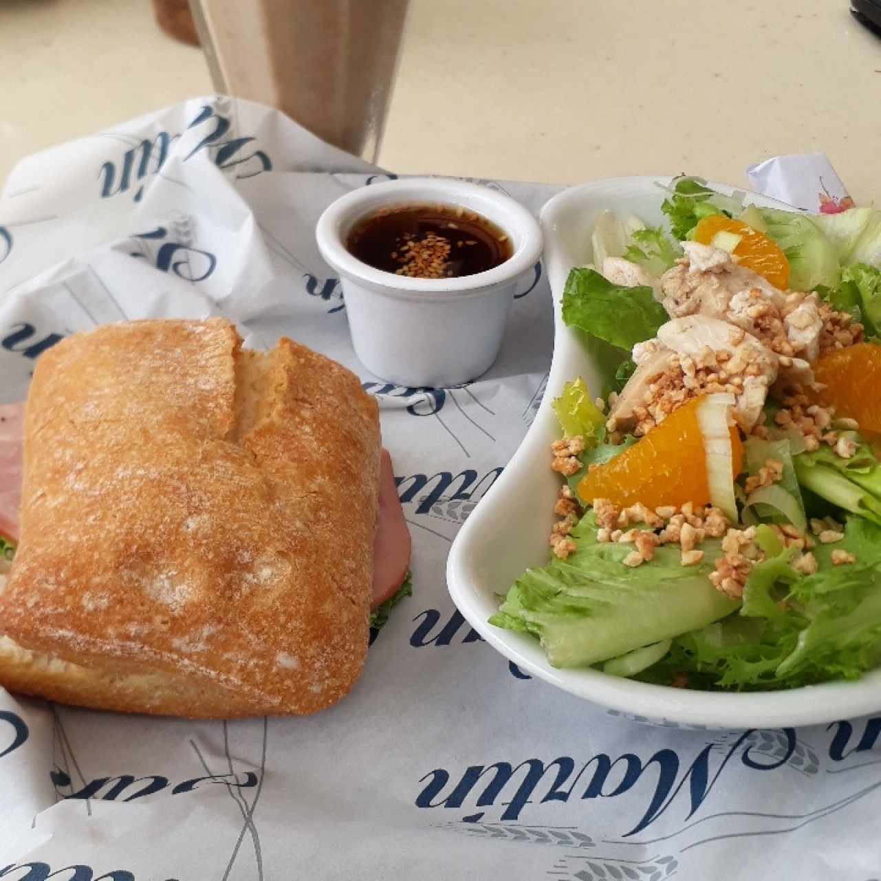 Dos de tres: Pan monte cristo, ensalada oriental de pollo al mandarín. 