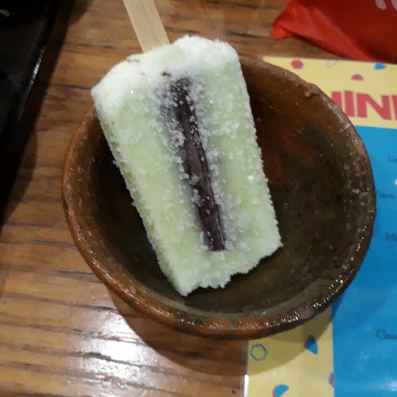 helado chocomenta con chocolate kitkat enmedio