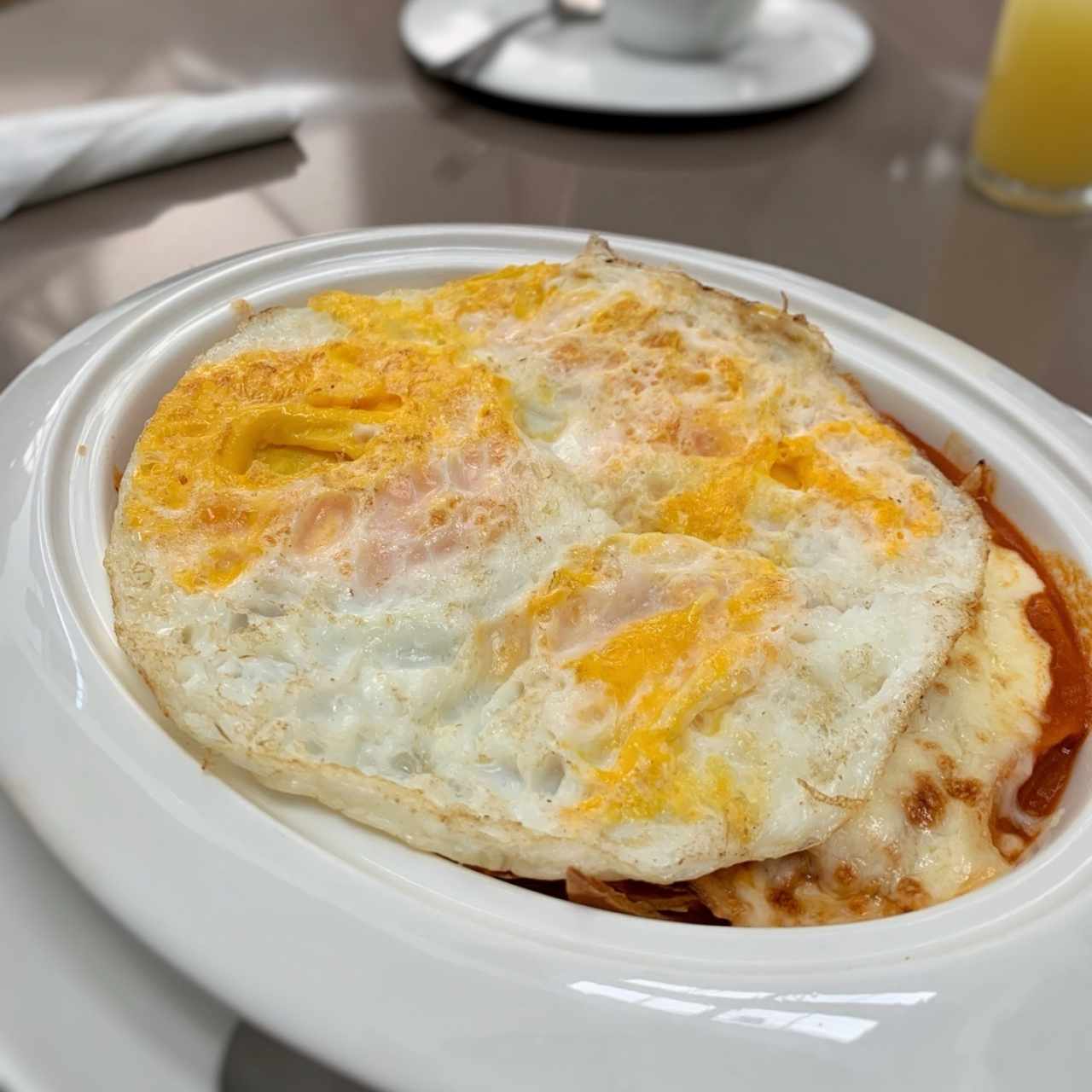 Chilaquiles con salsa roja y huevos estrellados