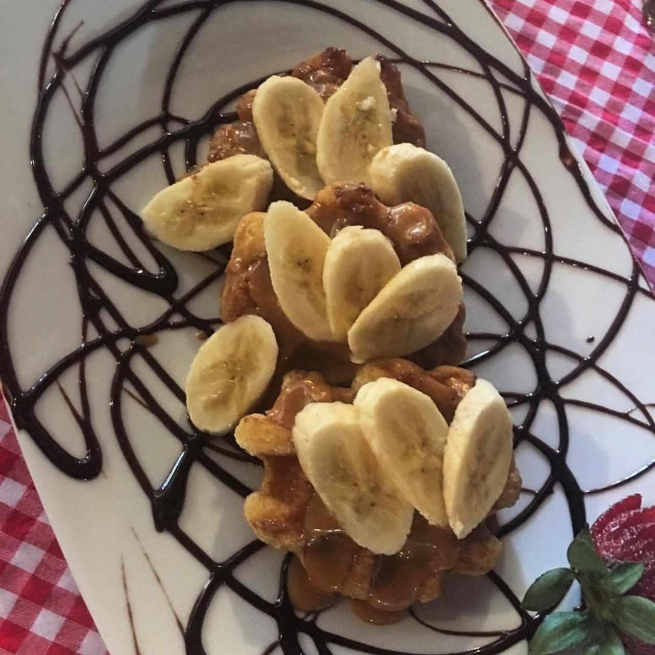 Desayuno- Waffles Belgas con Cajeta y Banano