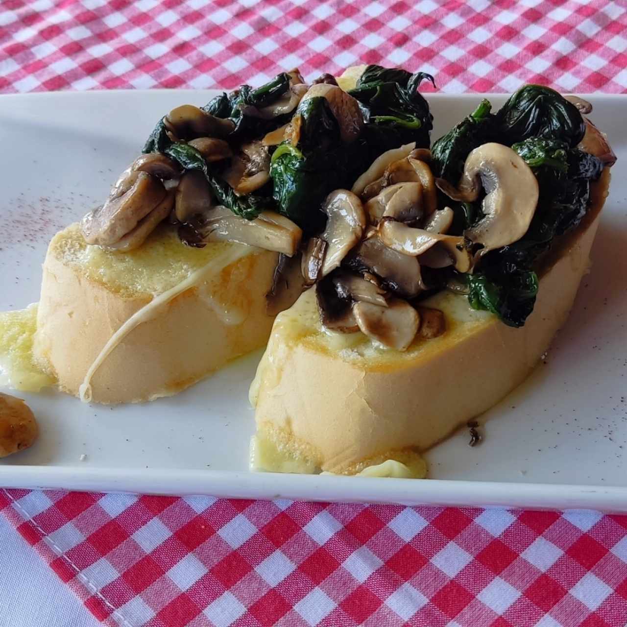 tostadas de espinacas y hongos