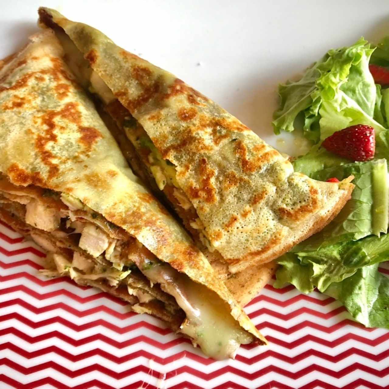 Crêpe salada “La San Ángel”, si te gusta el pesto esta crêpe te gustará, lleva pollo, aguacate, queso gruyère, acompañada de chips o ensalada. El platillo de la foto es la media, creo que es un buen tamaño con el que quedas satisfecho. 