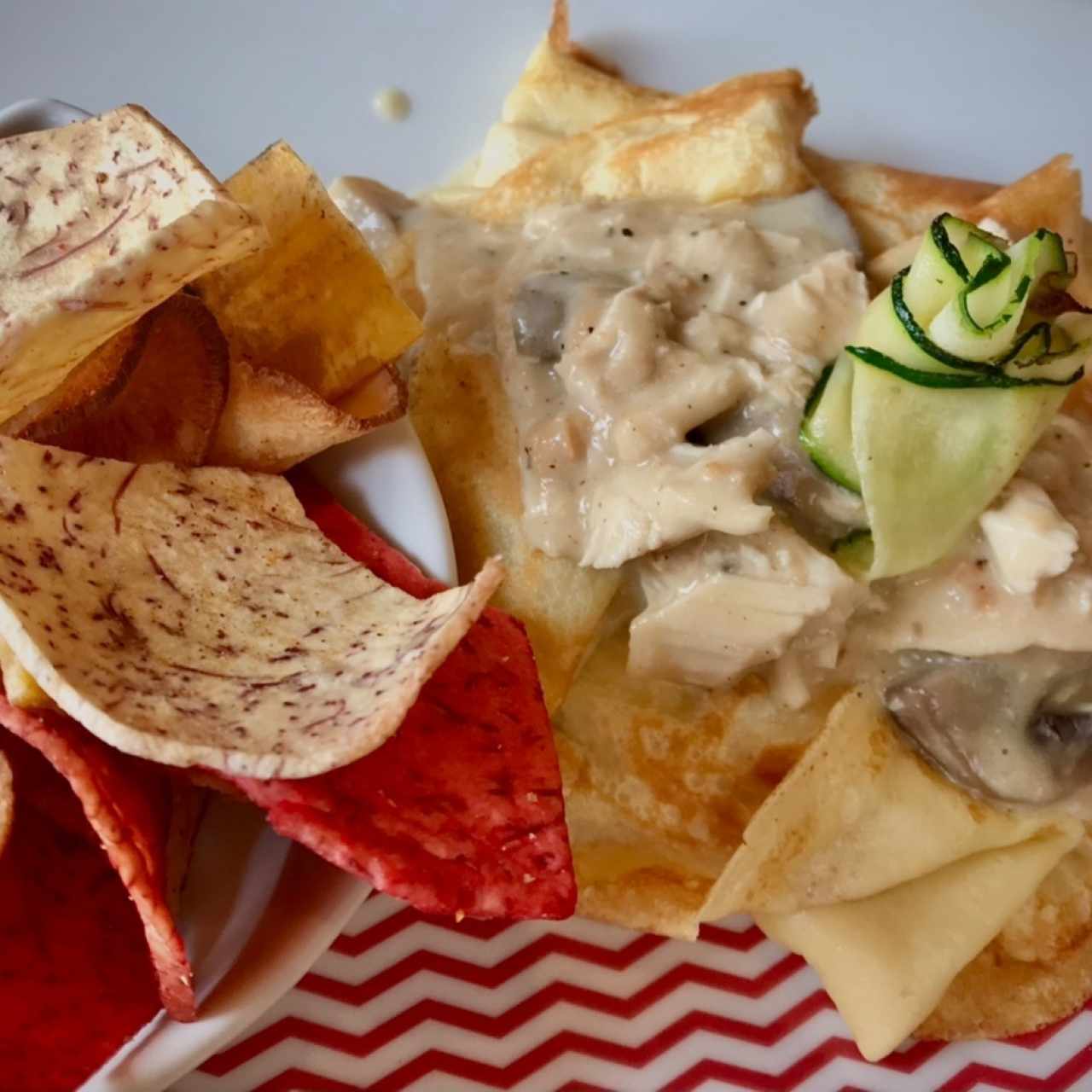 Crêpe Salada “Neuchátel”, crêpe de pollo con crema de champiñones con vino boanco. Si eres fan de lo cremoso, esta crêpe es ideal para ti. La puede acompañar de chips o ensalada. 