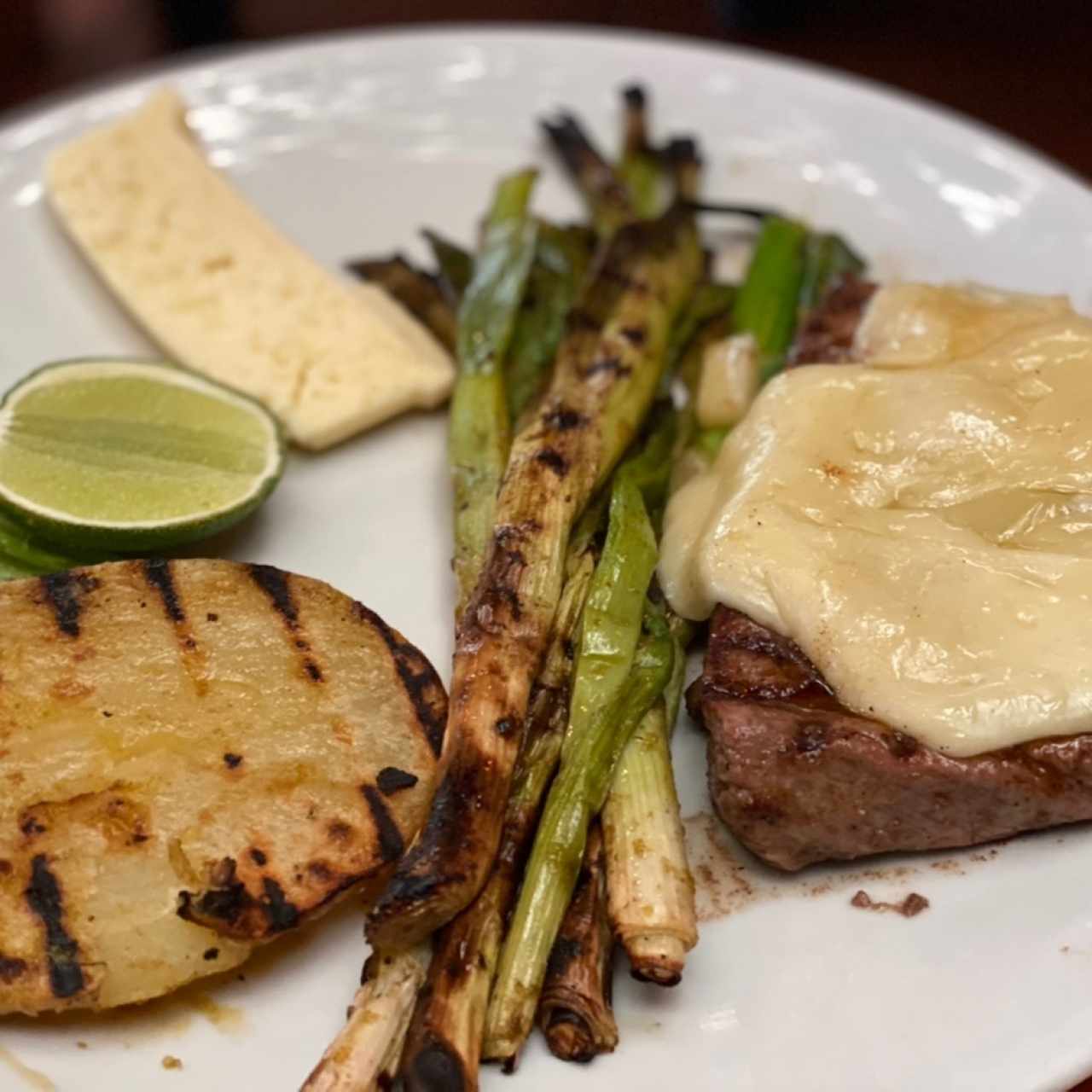 Lomito Bañado en Queso Suizo