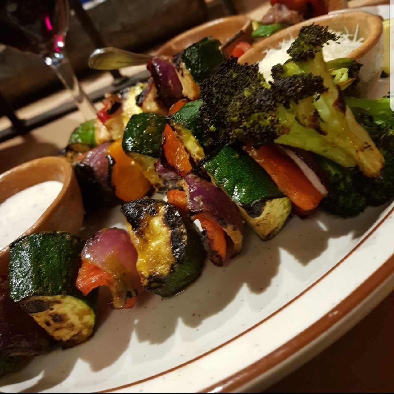 pinchos de vegetales y aderezo 