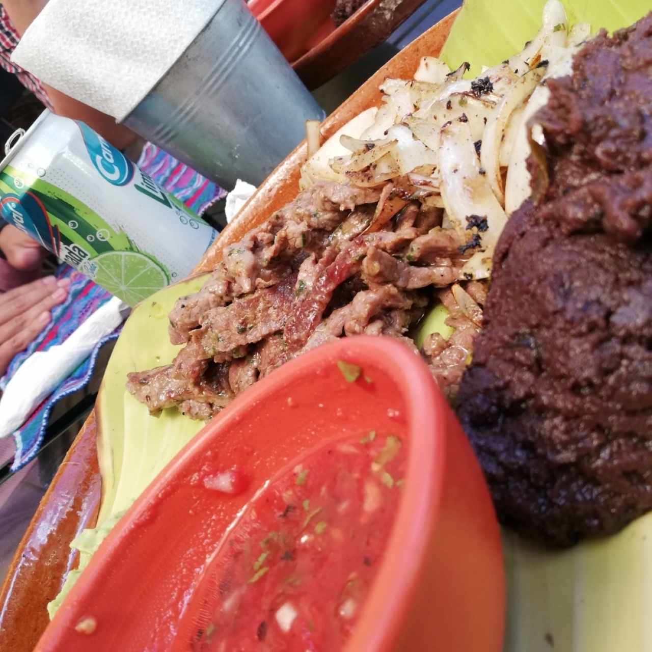 plato de caritas, frijol, guacamol y chirmol