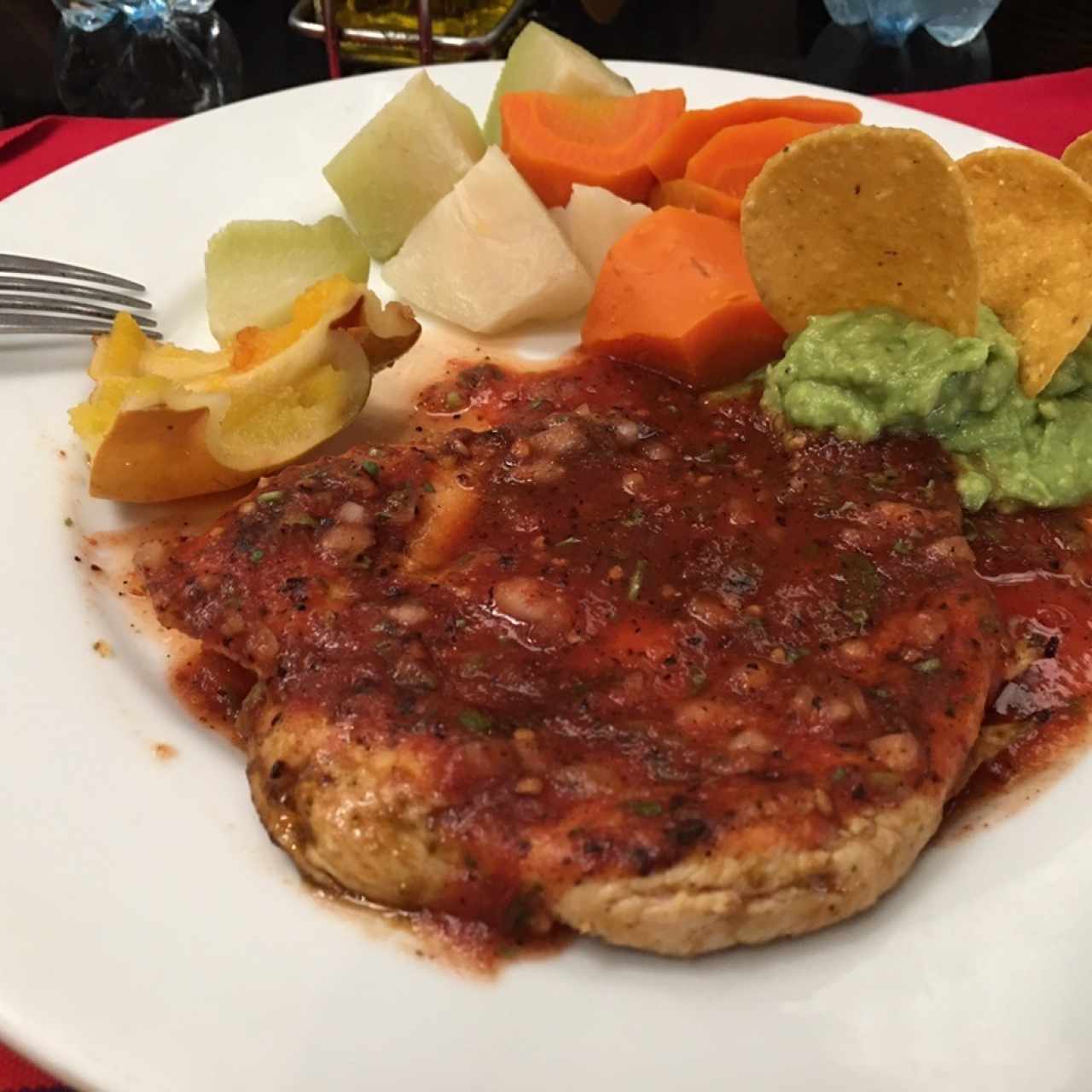 Filete de pollo al chirmol acompanado de guacamol y vegetales cocidos. 