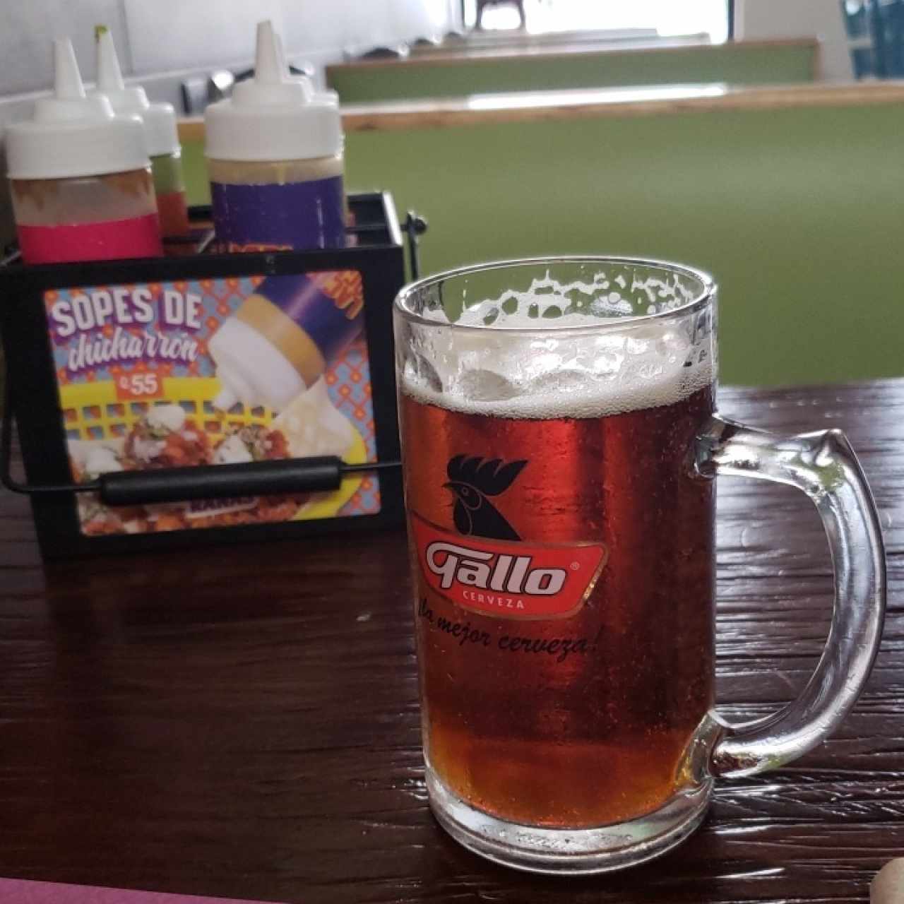 cerveza de barril y salsas para tacos