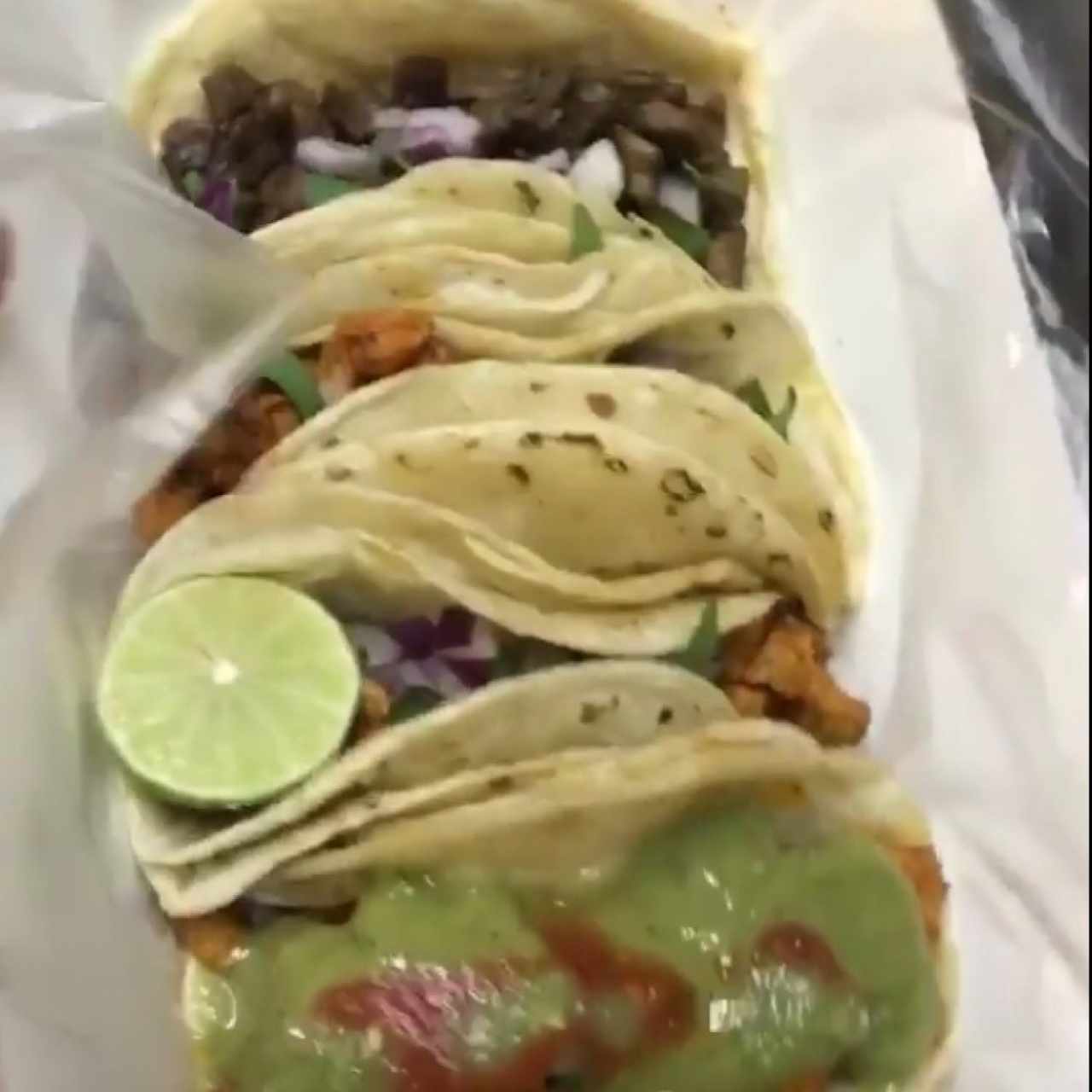 Tacos al pastor y de carne asada