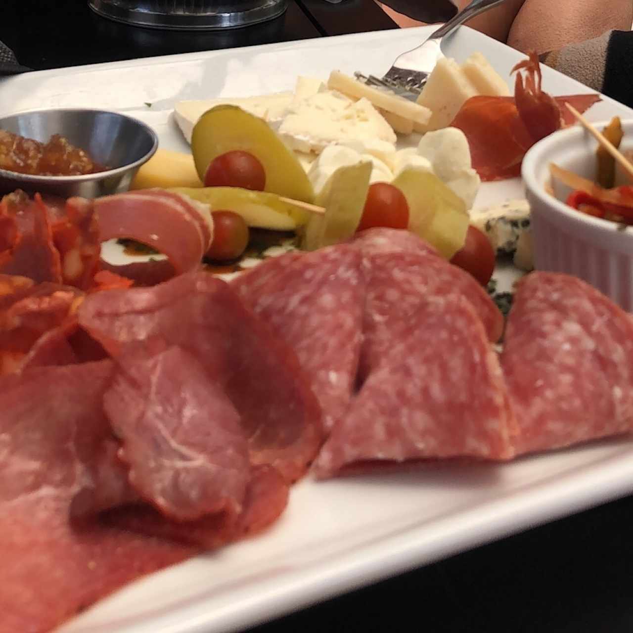 Bandeja de jamones y quesos