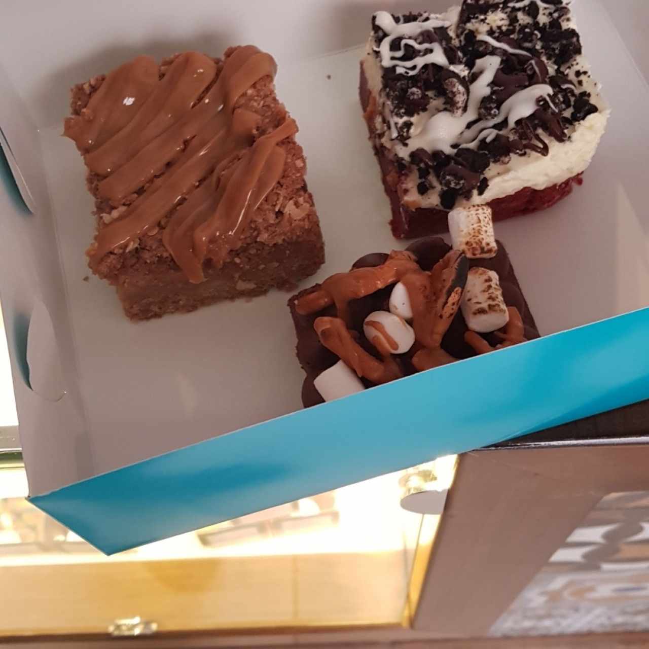 tarta de manzana y caramelo, red velvet oreo y pretzel marshmellow brownie