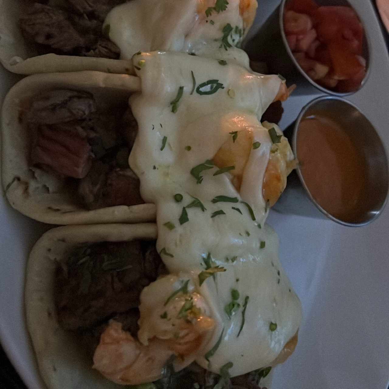 Tacos Mar y tierra con queso fundido 