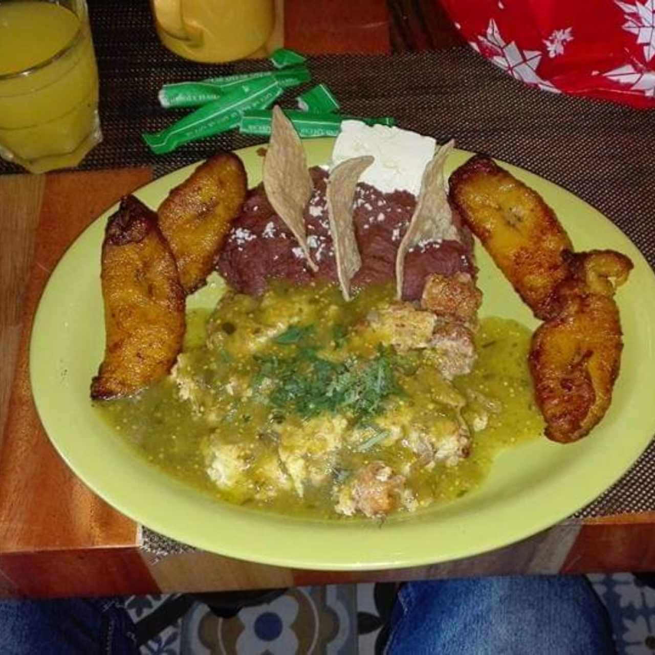 100% Mexicanos - Chilaquiles con huevo