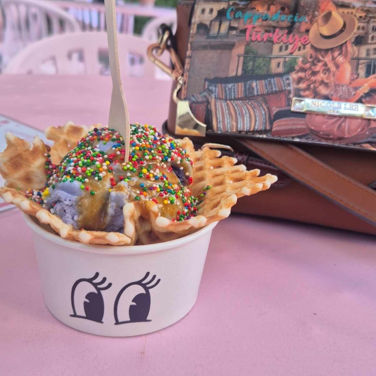 helado de lavanda canasta waffle