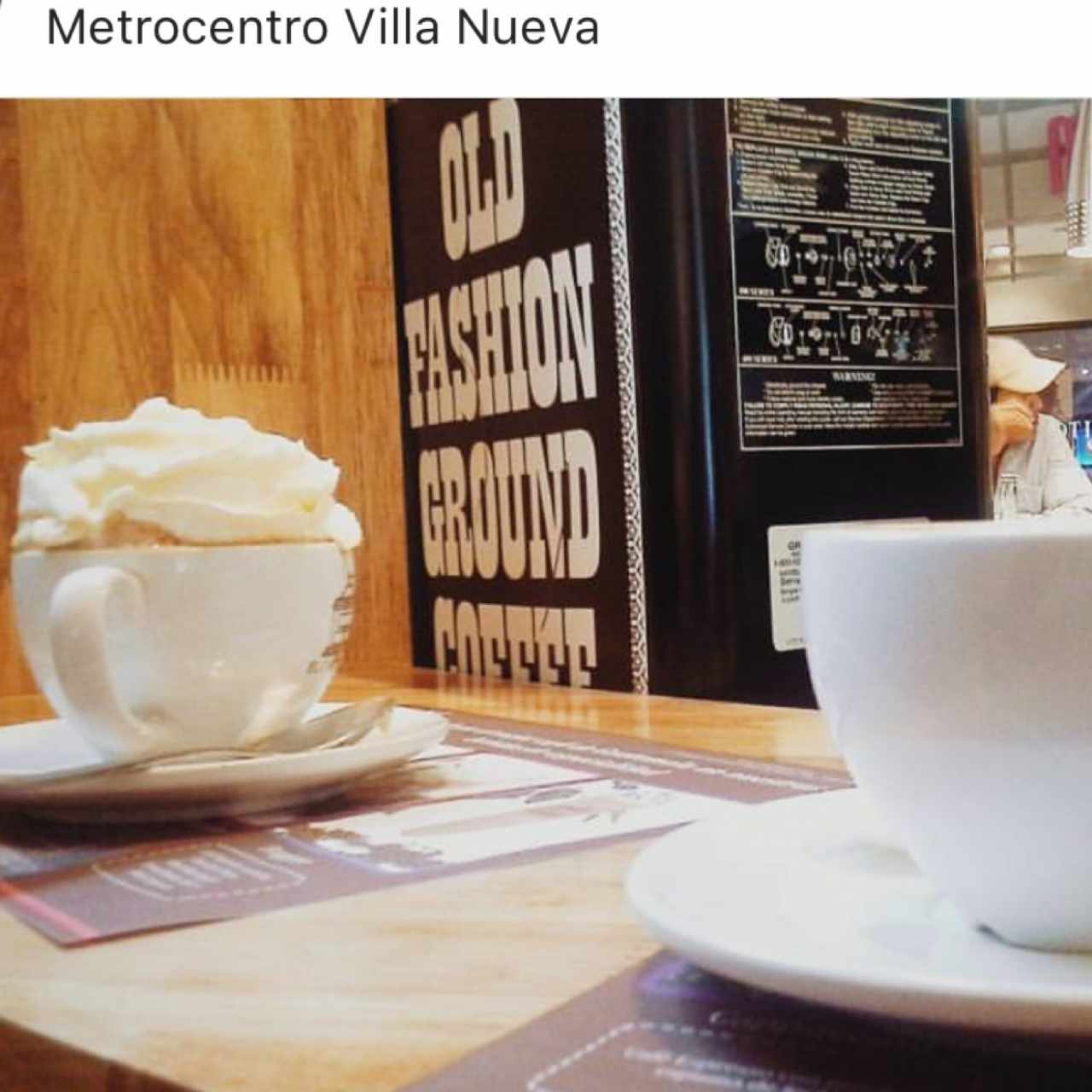 capuchino y chocolate con crema batida
