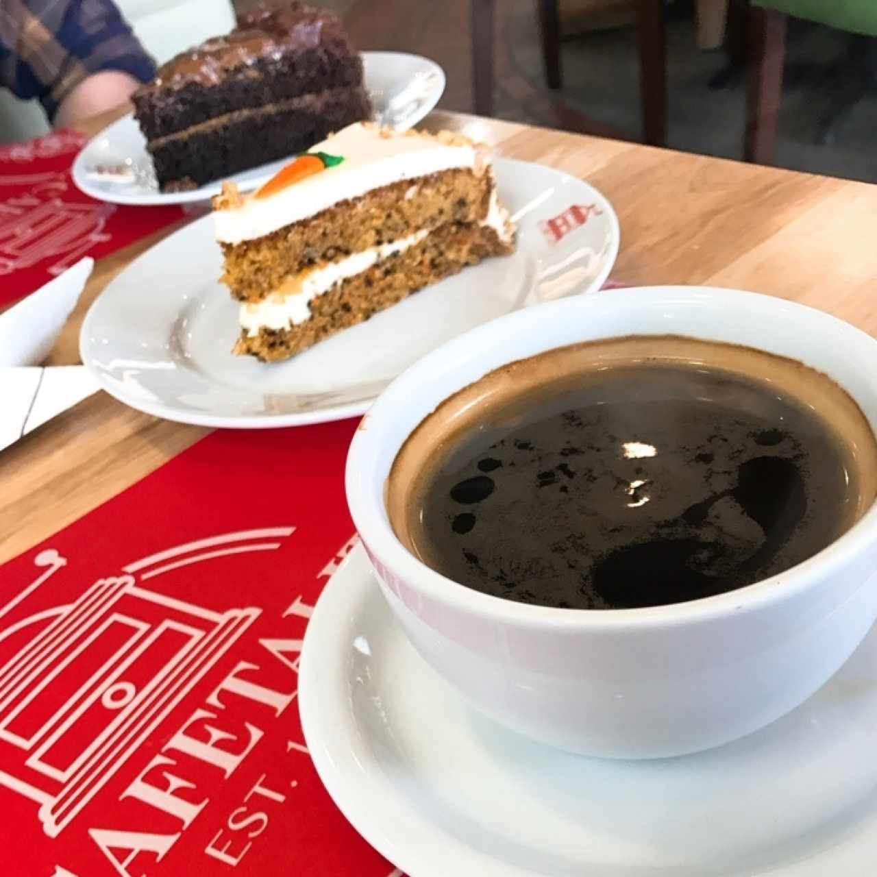 café y variedad de pasteles