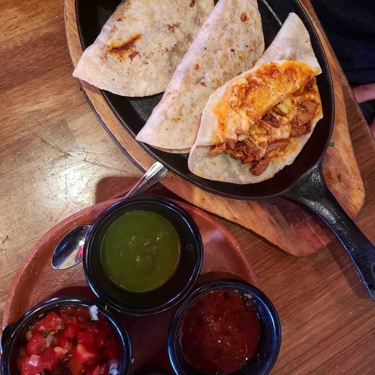 gringas al pastor con salsa chipotle