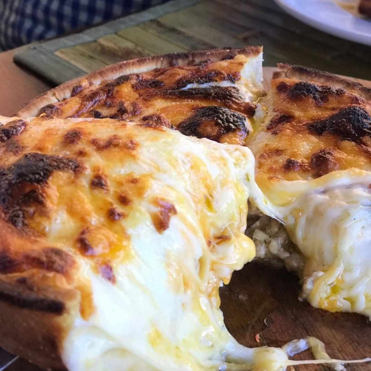 deep dish pizza com salsa alfredo 