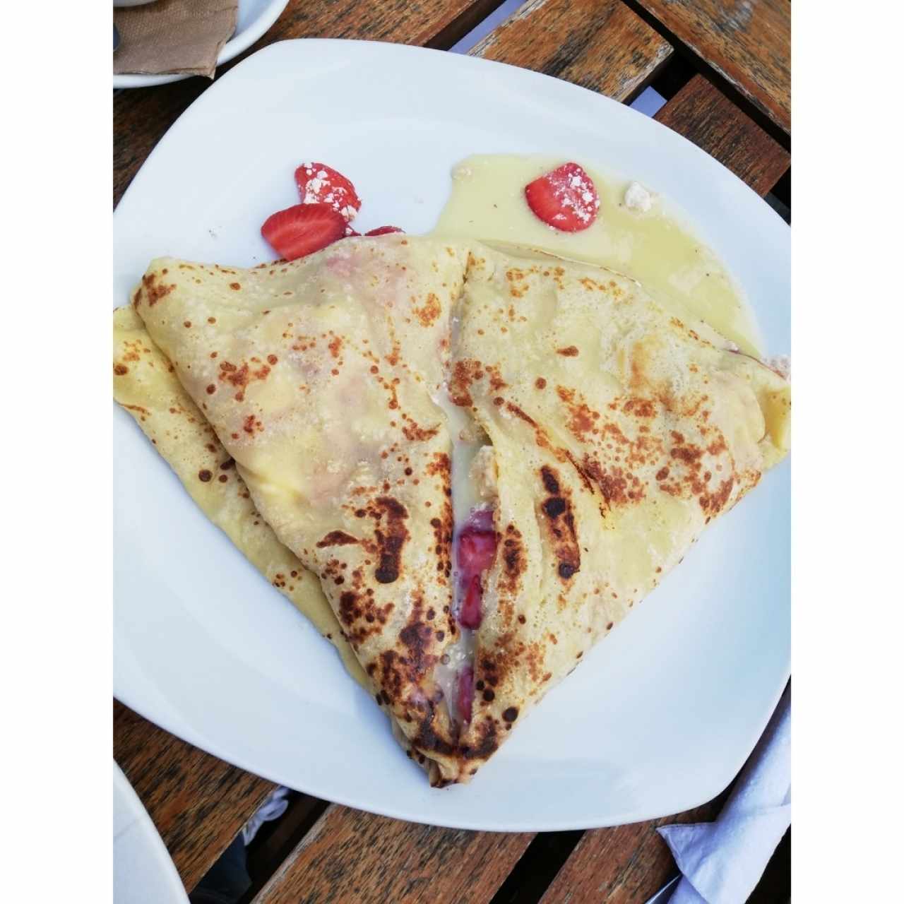 crepa de chocolate blanco con fresas y espumilla
