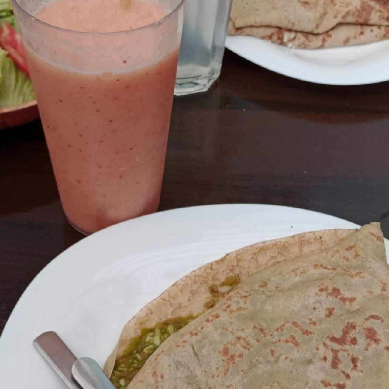 crepa vegetariana de pesto, smothie melon, fresa, jugo de naranja