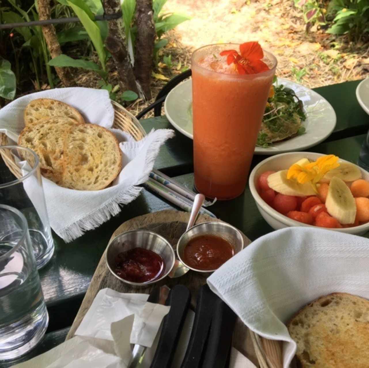 pan de casa, jugo papaya, frutas
