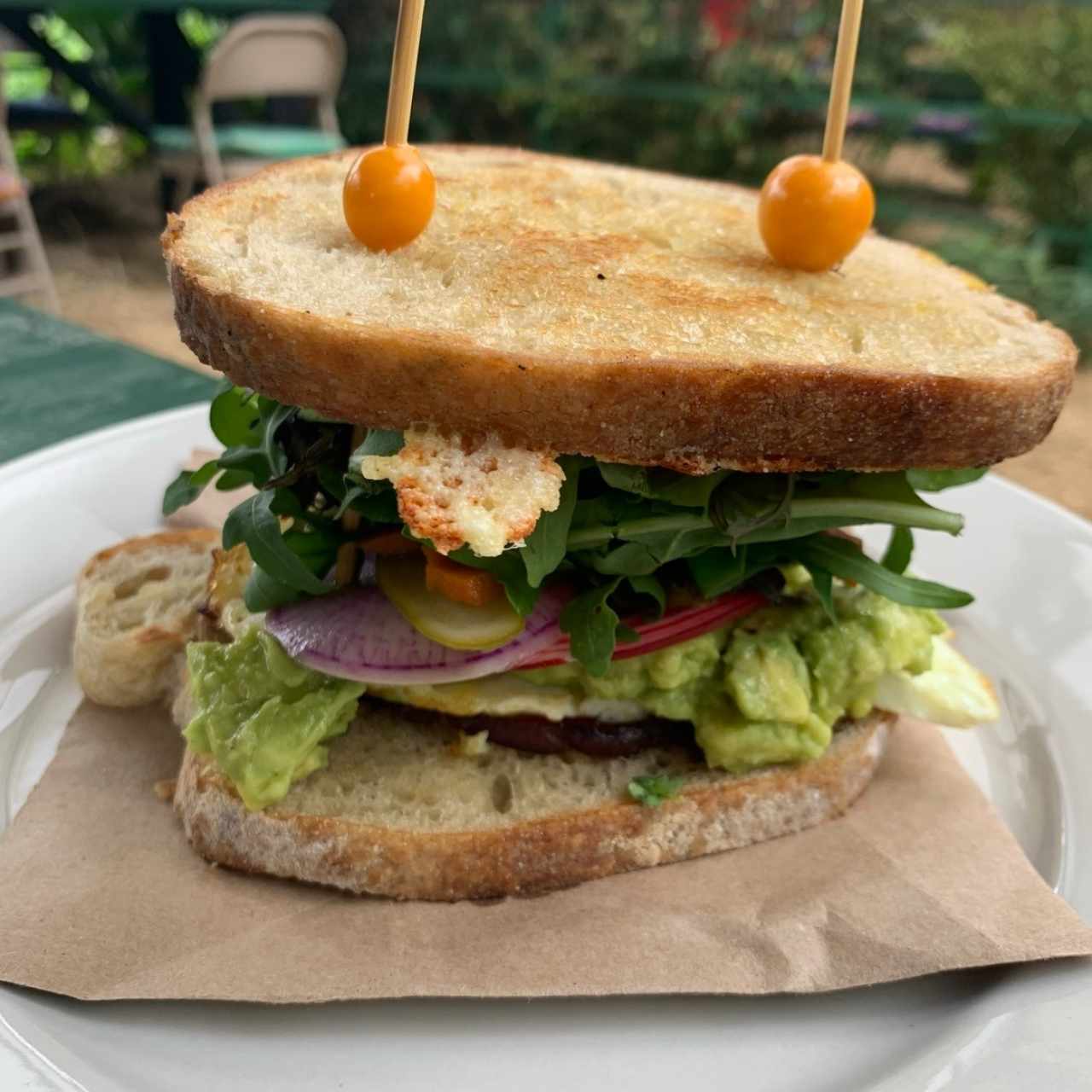 sandwich de huevo con aguacate