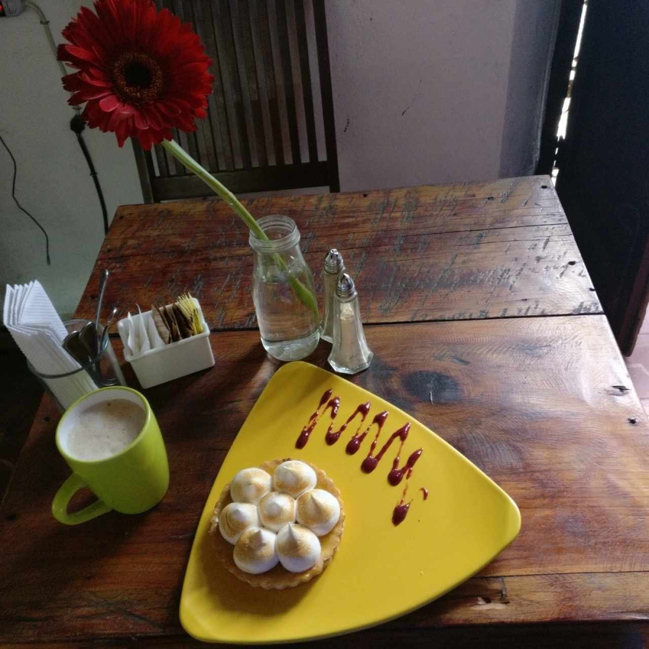 Café Americano con Leche y Tarta de Limón 