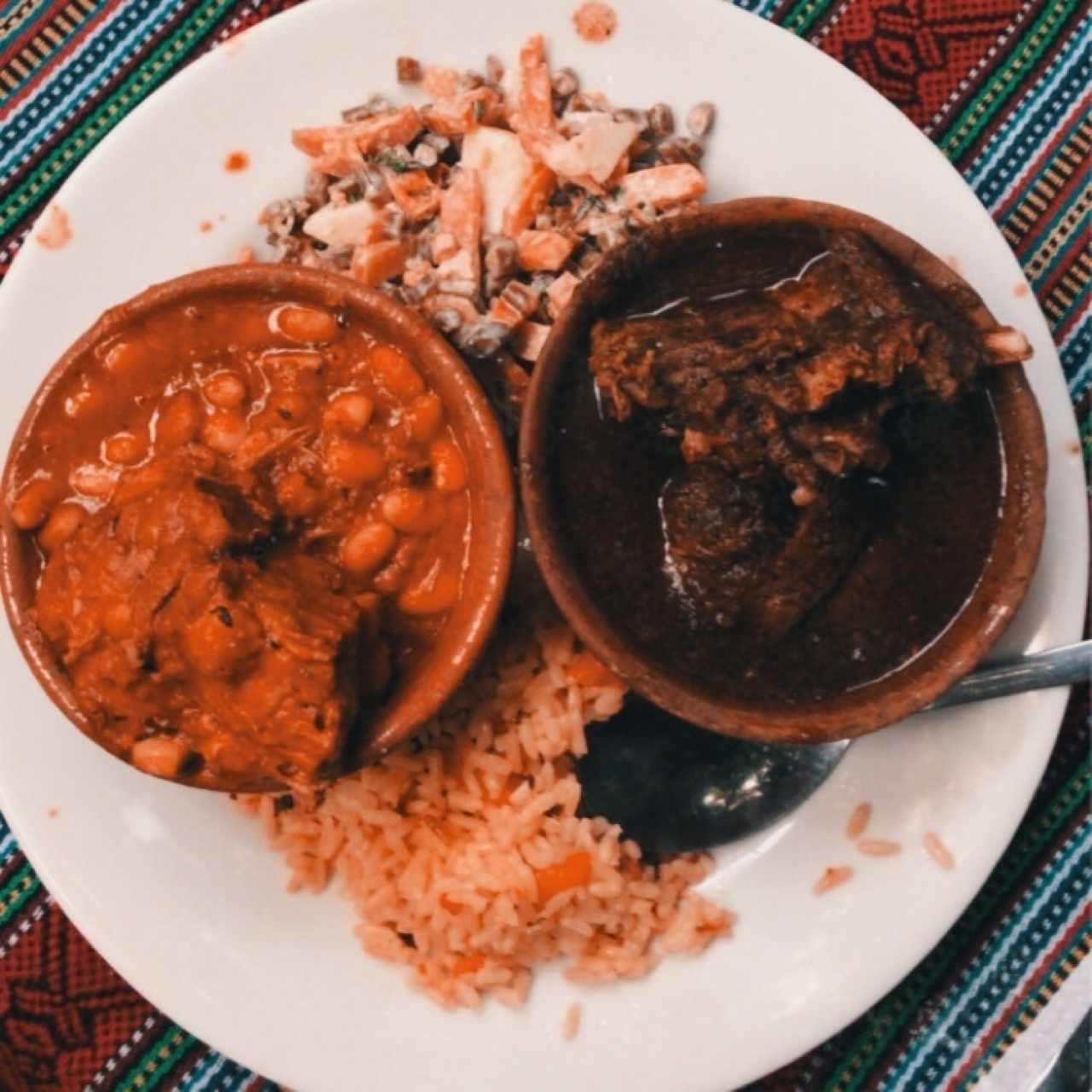 cordero en recado de piedra, frijoles con espinazo