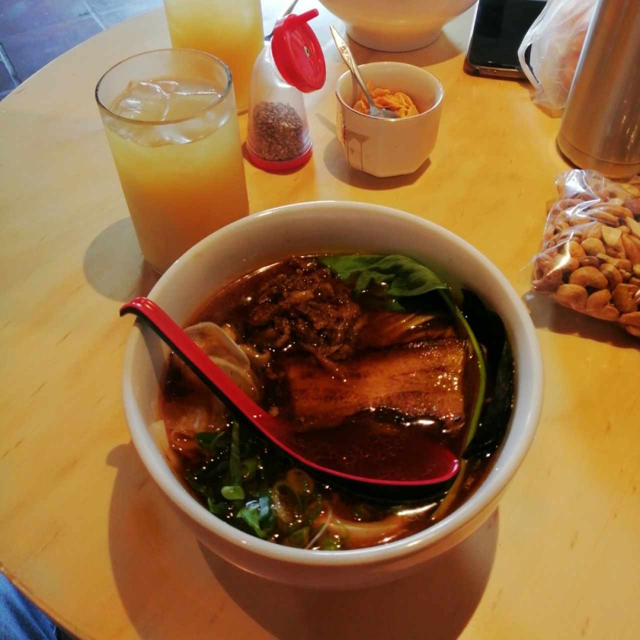 Ramen picante de cerdo